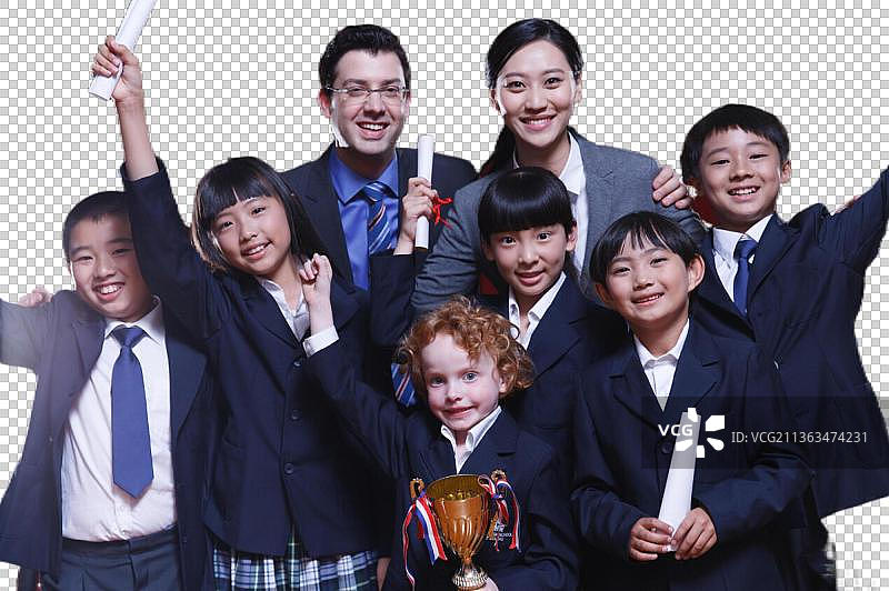 老师和小学生拿着奖品在礼堂里图片素材