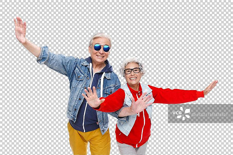 时尚的老年夫妇戴着眼镜张开手臂图片素材