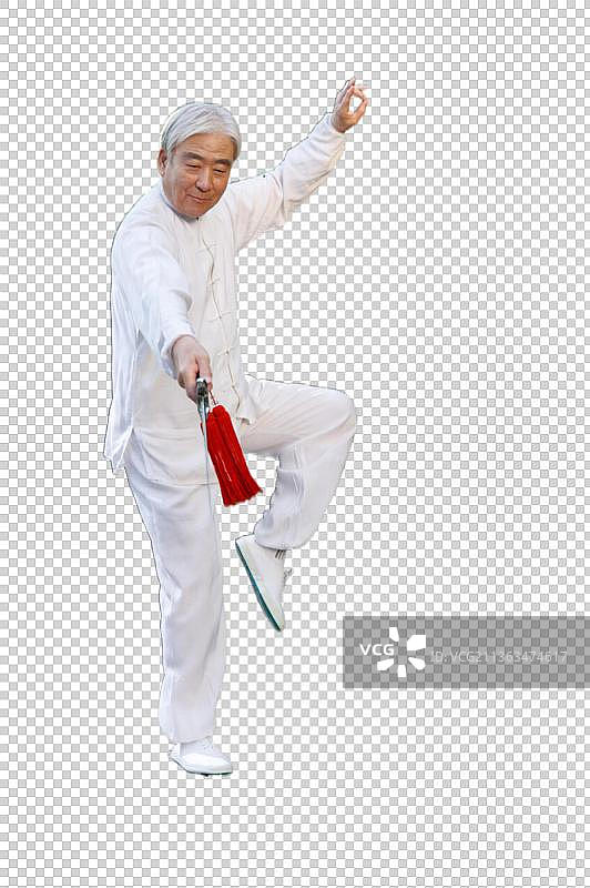 一个老年男人拿着剑在练太极拳图片素材