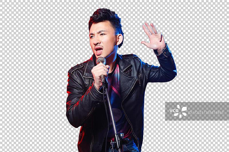 酒吧里唱歌的年轻男人图片素材
