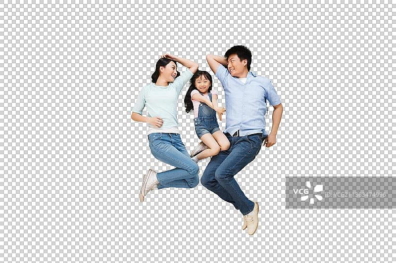 幸福的一家三口躺在草地上的模型房子里图片素材