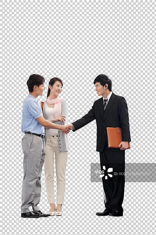 青年夫妇在4S点购买汽车图片素材