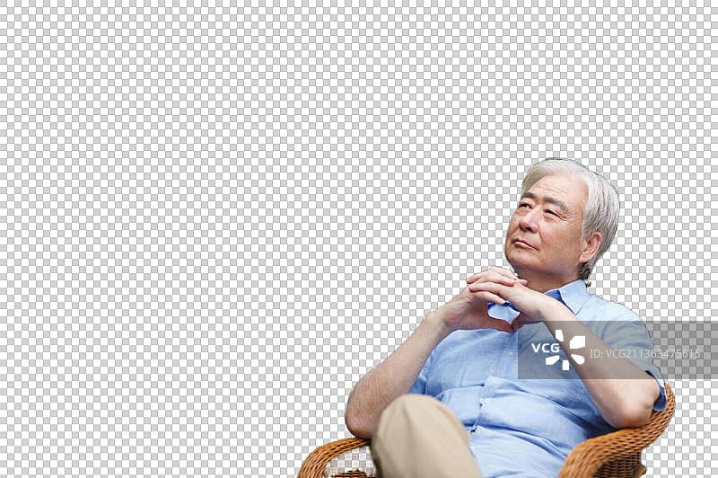 一个孤寂的老年男人坐在院子里图片素材