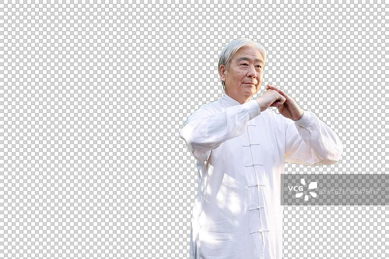 一个老年男人正在练太极拳图片素材