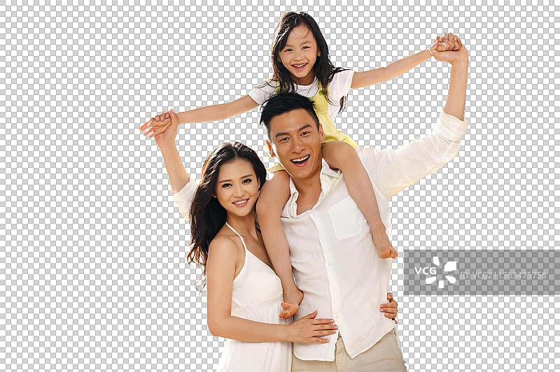 快乐的一家三口在海边玩耍图片素材