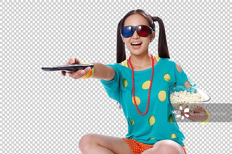 青春活力的年轻女孩看3D电影图片素材