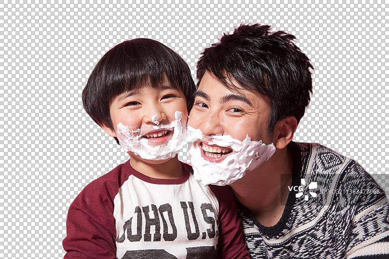 父亲和儿子一起剃须图片素材