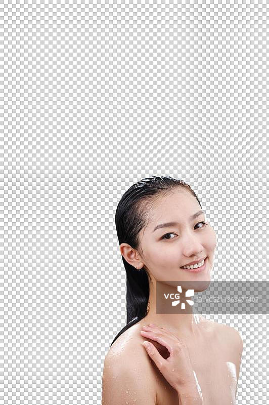 年轻女人在户外洗浴图片素材