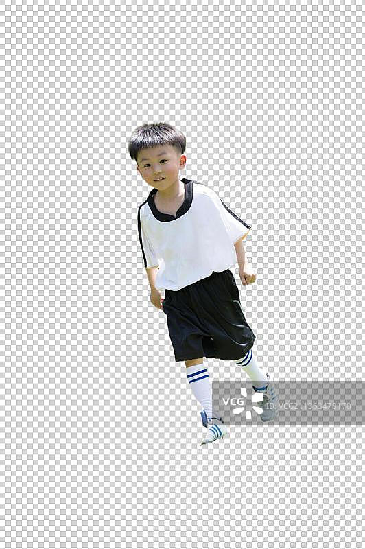可爱的男孩在足球场上图片素材