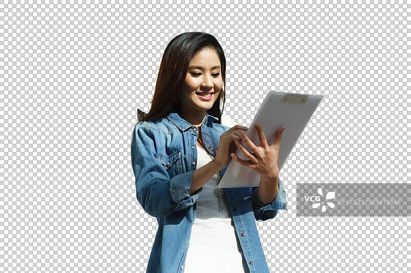 青春活力的年轻女人看文件图片素材