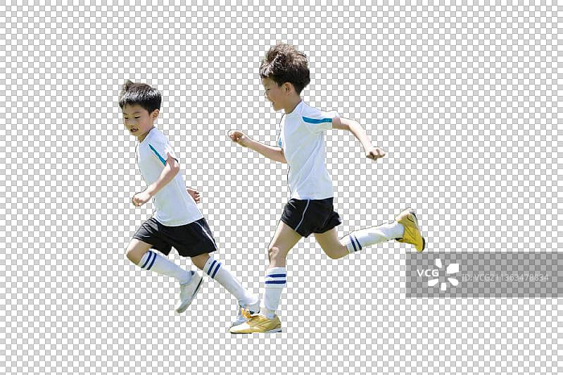 两个男孩在足球场上奔跑图片素材