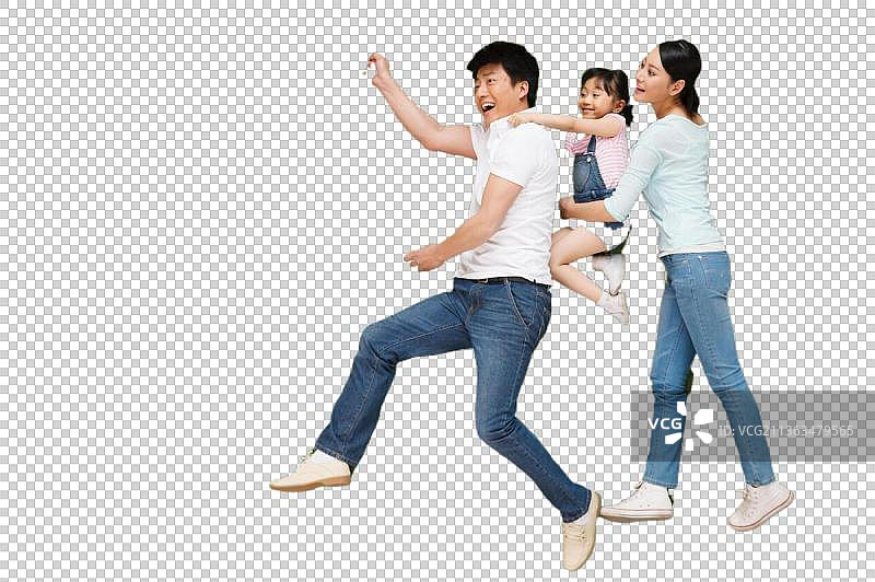 幸福的一家三口在户外图片素材