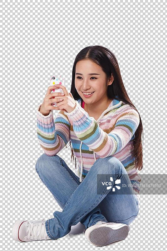 青春活力的年轻女孩看手机图片素材