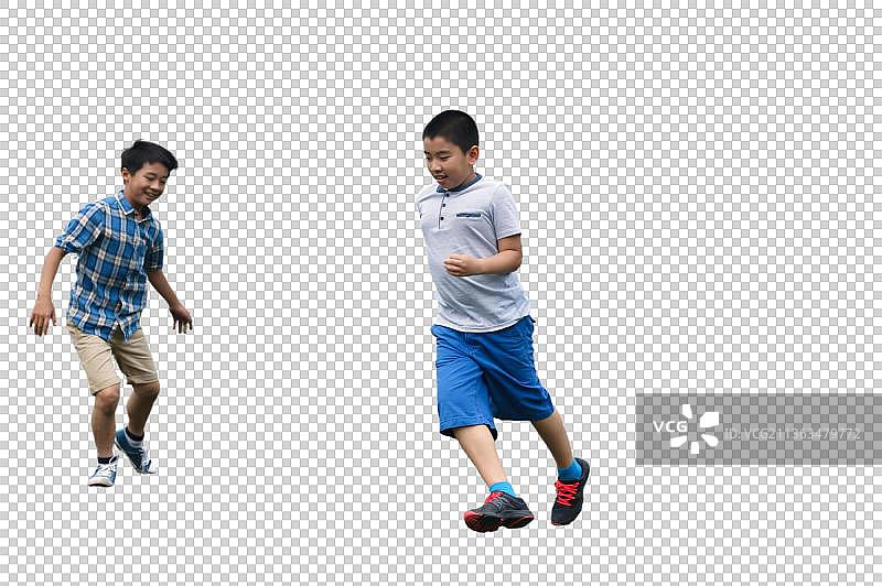 两个男孩在足球场上踢球图片素材