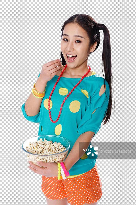 青春活力的年轻女孩吃爆米花图片素材