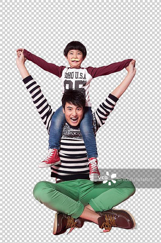 父亲驮着儿子盘腿坐在地上图片素材