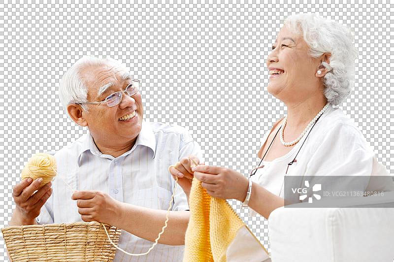 幸福的老年夫妇织毛衣图片素材