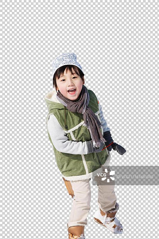 小男孩在雪地上拉着雪橇图片素材