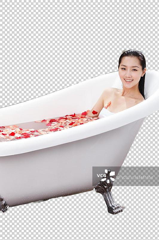 年轻女人在户外洗浴图片素材