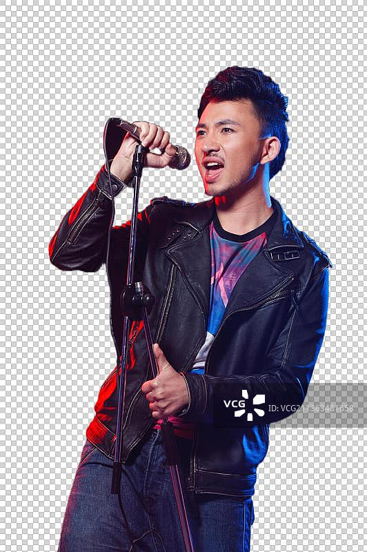 酒吧里唱歌的年轻男人图片素材