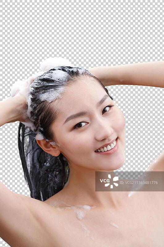 年轻女人在户外洗浴图片素材