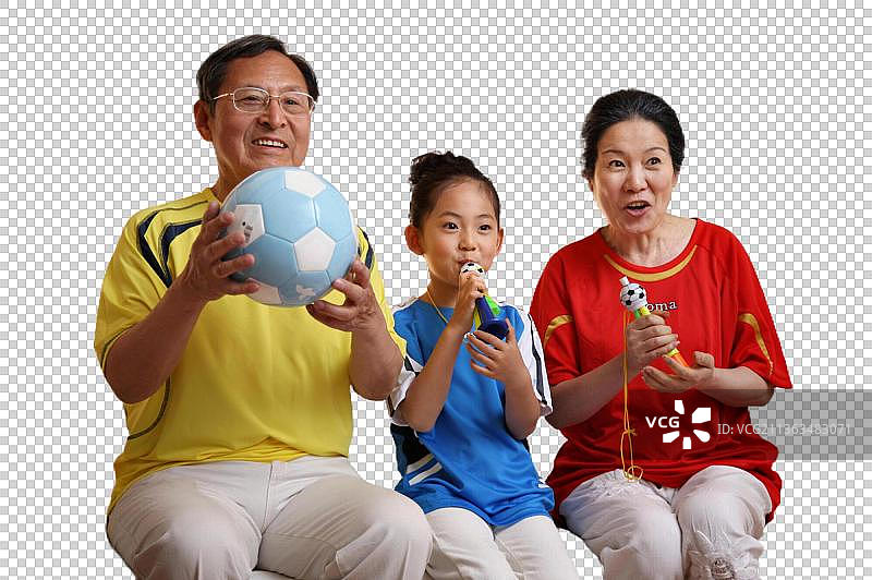 东方老人和孩子一起看球赛图片素材