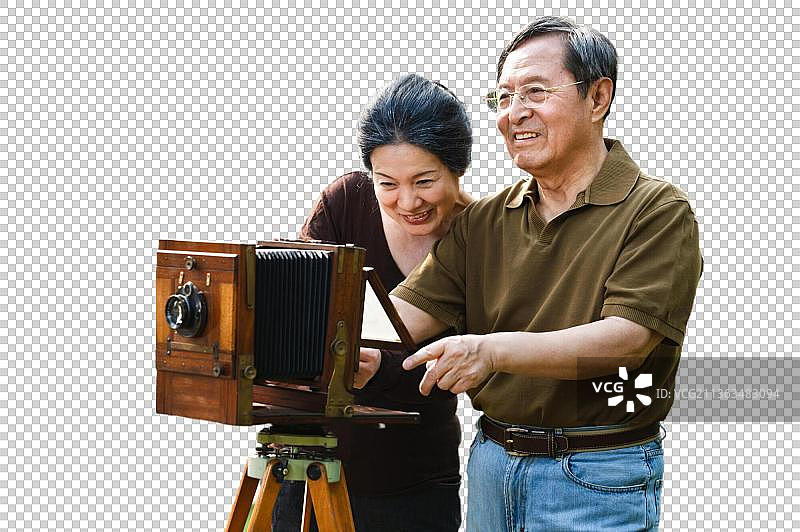东方老人夫妇拍照图片素材