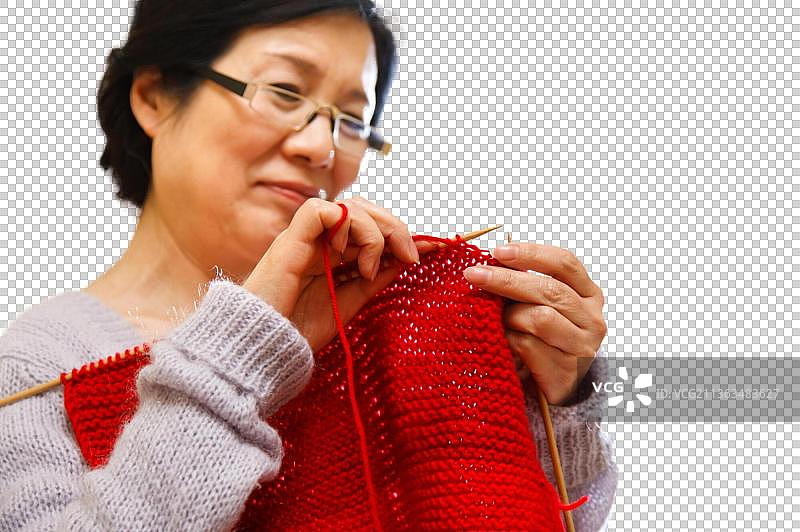 东方老年女人织毛衣图片素材