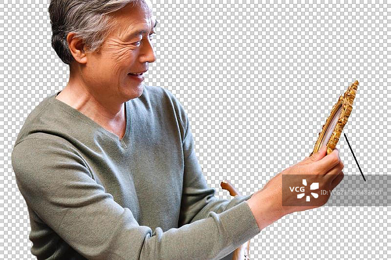 东方老年男人看照片图片素材
