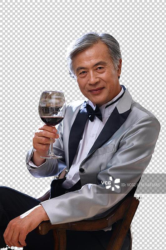 东方老年男人手拿酒杯图片素材