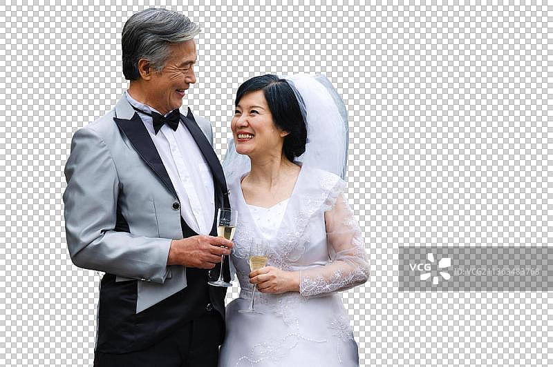 东方老年夫妇穿婚纱图片素材