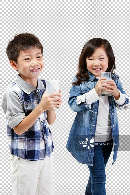 东方儿童喝牛奶图片素材