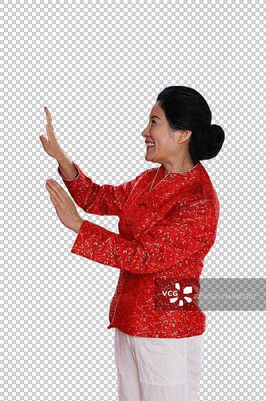 东方老人过年贴福字图片素材