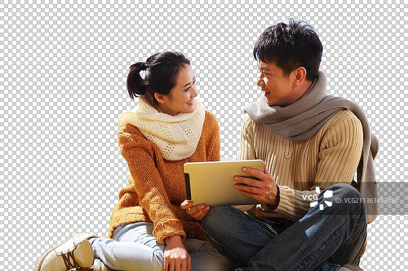 东方情侣户外郊游图片素材