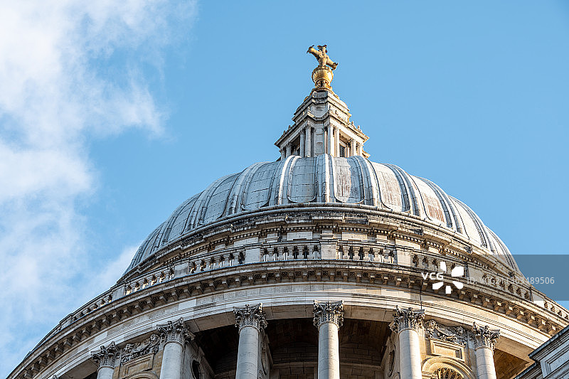 英国伦敦城市风光圣保罗大教堂天际线晴天图片素材