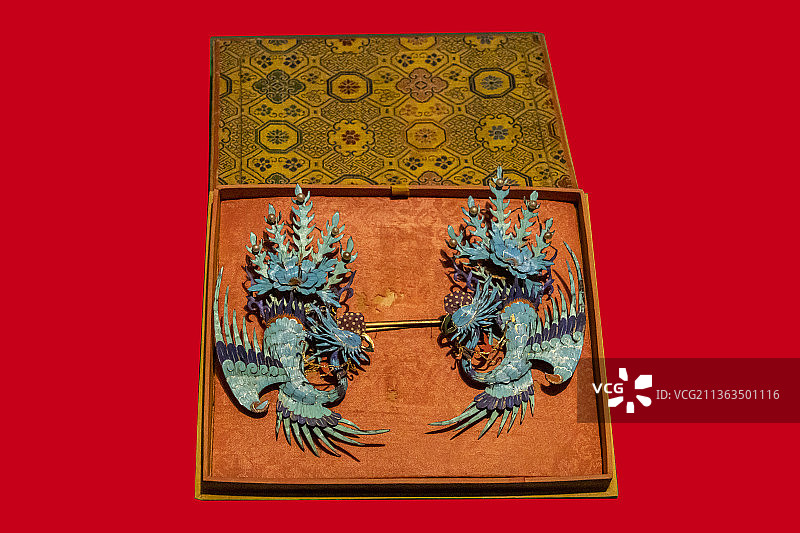 北京故宫敦煌特展：点翠凤凰纹头花（一对）（清，故宫博物院藏）图片素材