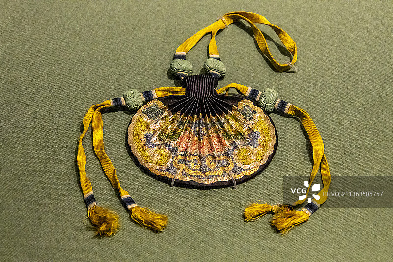 红青色缎平金绣如意头莲花纹椭圆荷包（清道光，故宫博物院藏）图片素材