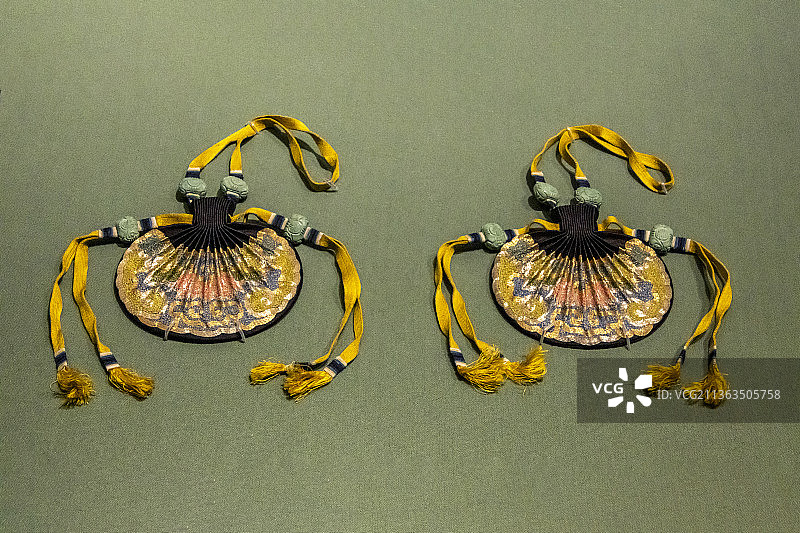 红青色缎平金绣如意头莲花纹椭圆荷包（清道光，故宫博物院藏）图片素材