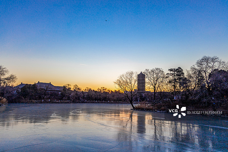 冬天早晨结冰的北京大学未名湖与博雅塔图片素材