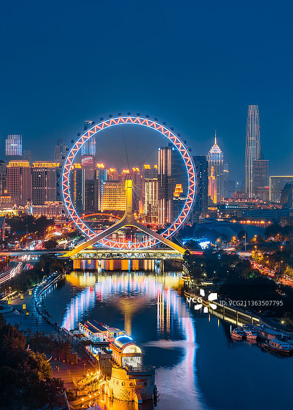 中国天津市天津之眼摩天轮城市天际线夜景图片素材