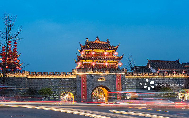 四川成都都江堰灌县古城老城门夜景图片素材