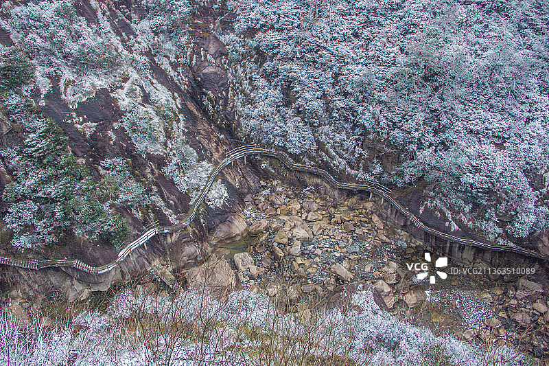 绩溪逍遥谷雪中栈道图片素材