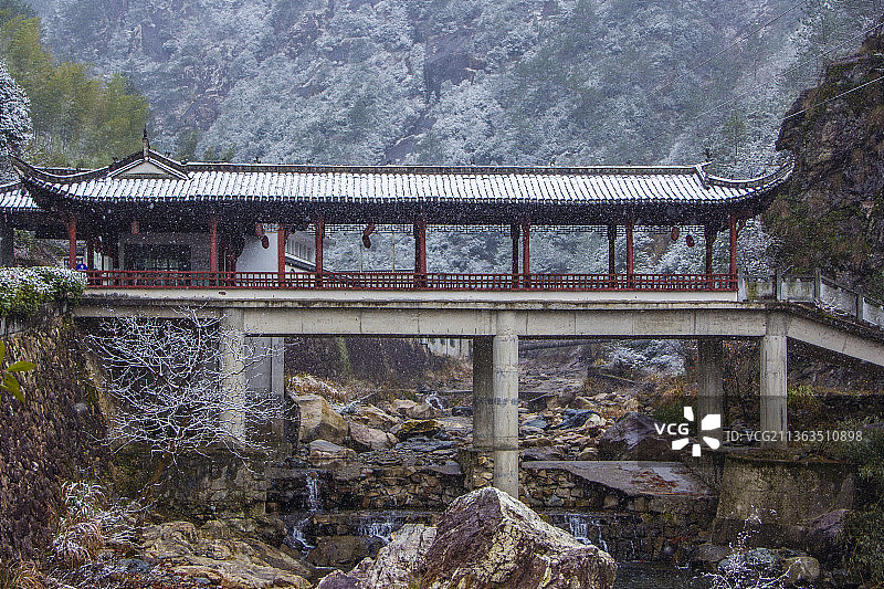 绩溪逍遥谷廊桥雪景图片素材