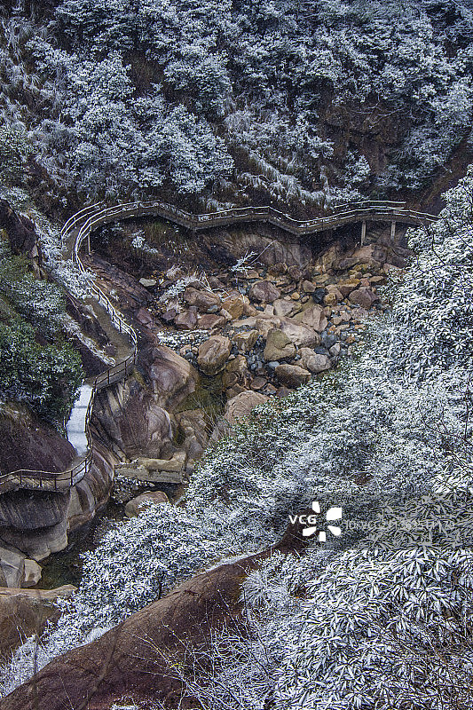 绩溪逍遥谷雪中栈道图片素材