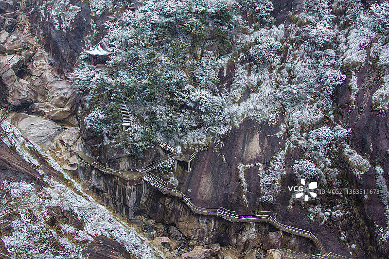 绩溪逍遥谷雪中栈道图片素材