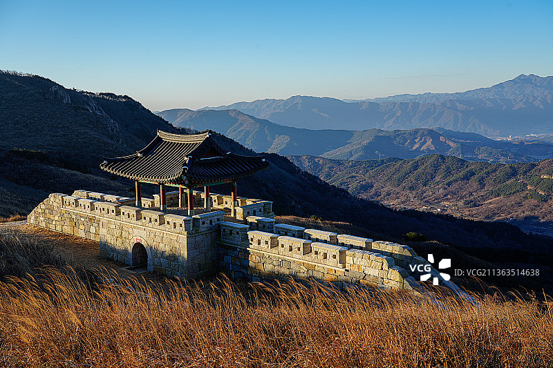 山顶上的古代山城图片素材