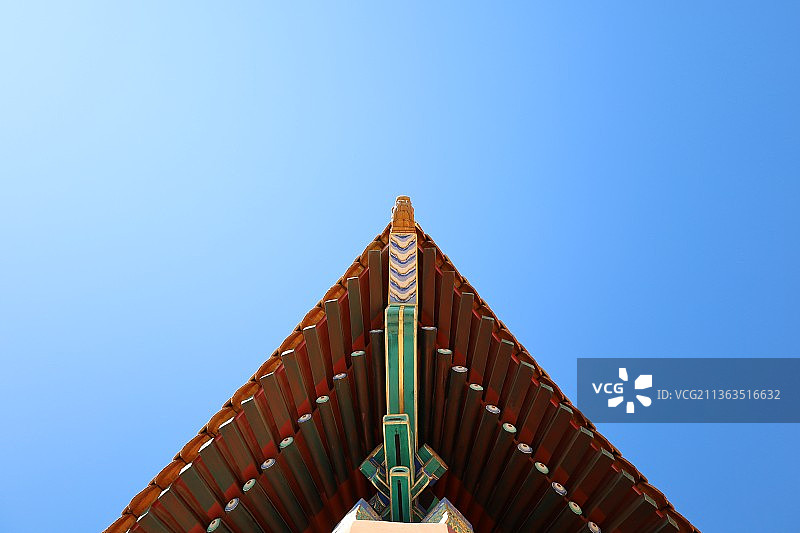 晴朗蓝天下的建筑低角度视图图片素材