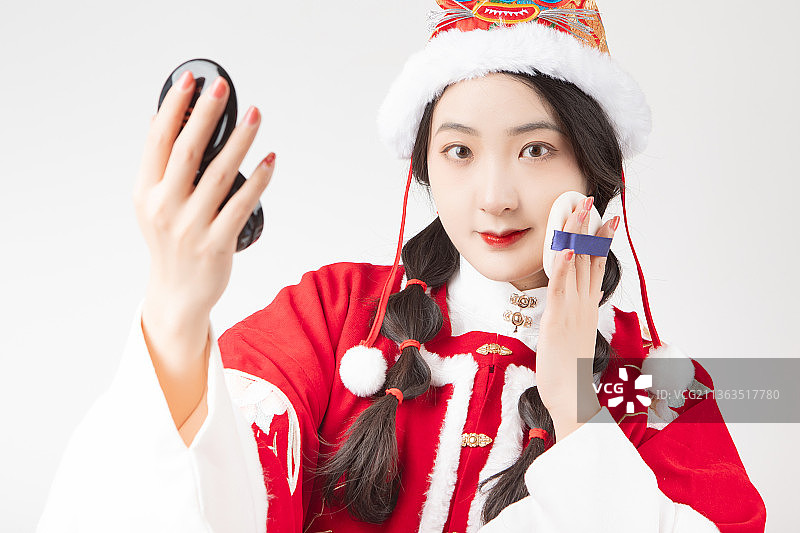 亚洲美女穿着红色汉服照镜子用粉扑图片素材