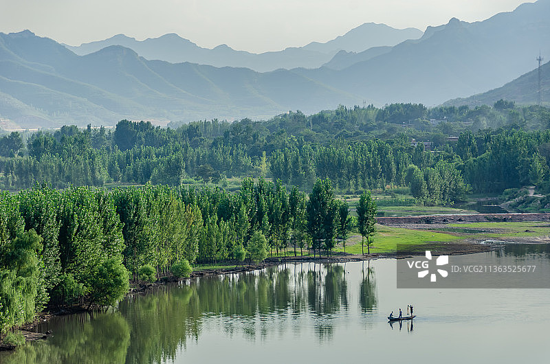 夏季蓝天白云的中国河北石家庄平山县滹沱河风光图片素材