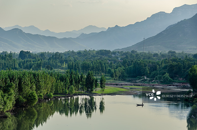 夏季蓝天白云的中国河北石家庄平山县滹沱河风光图片素材